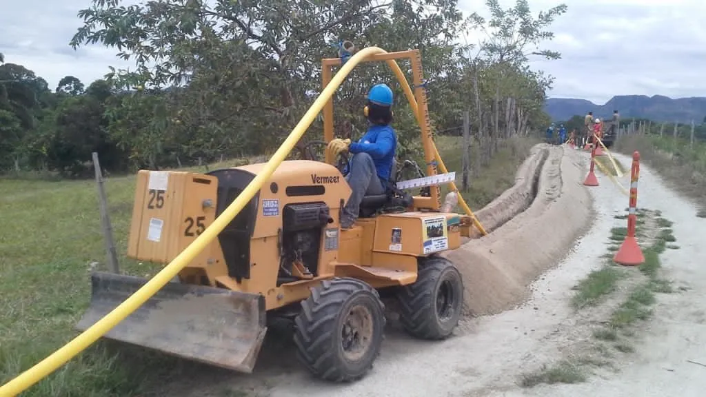 Equipo técnico trabajando en campo
