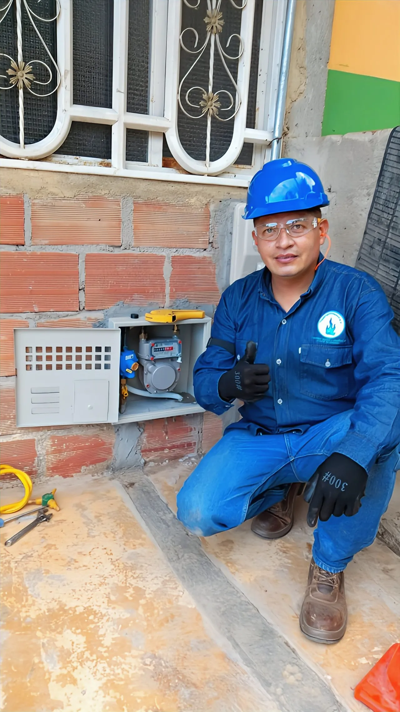 Técnico junto a centro de medición