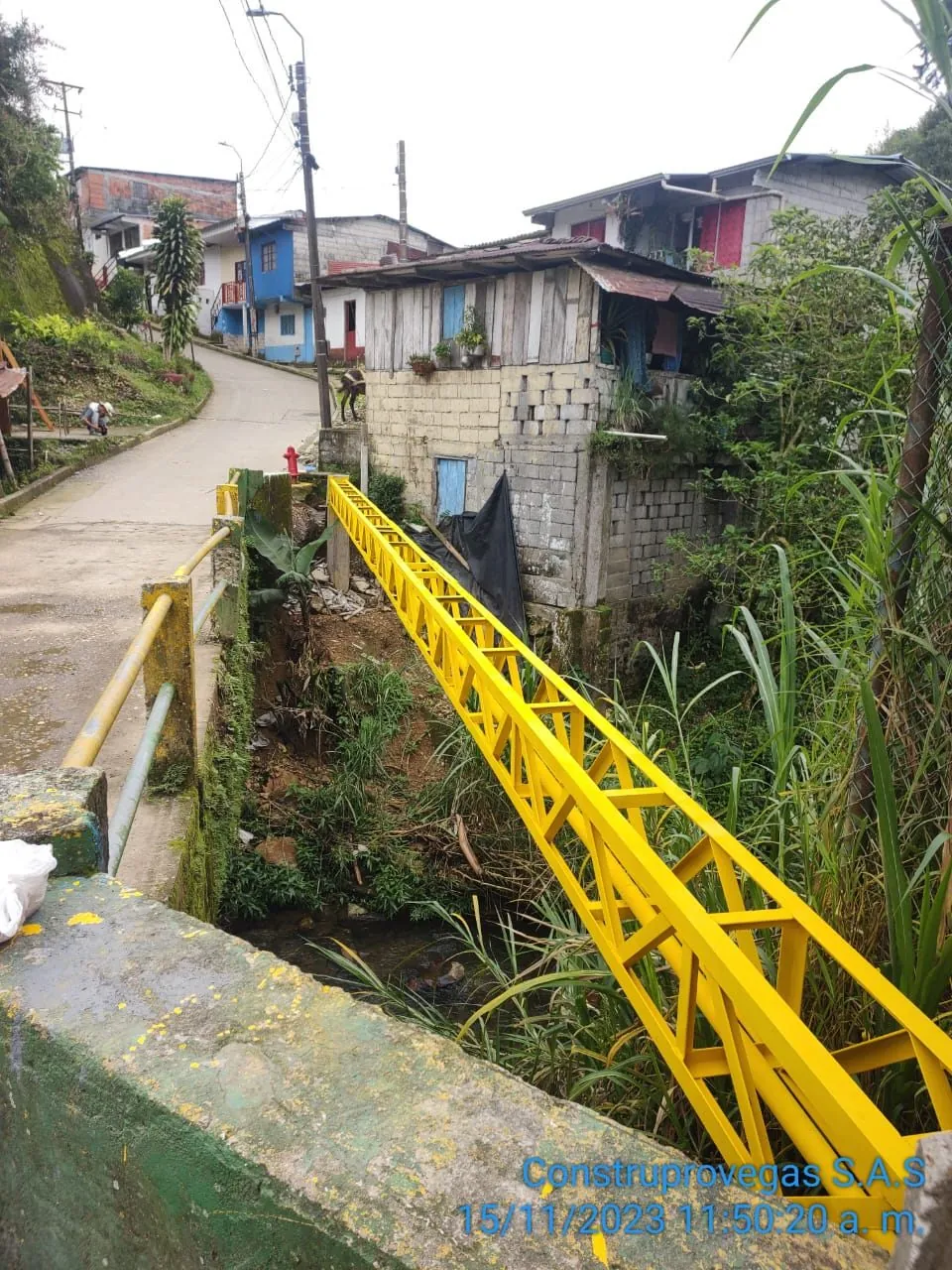 Estructura amarilla de paso especial